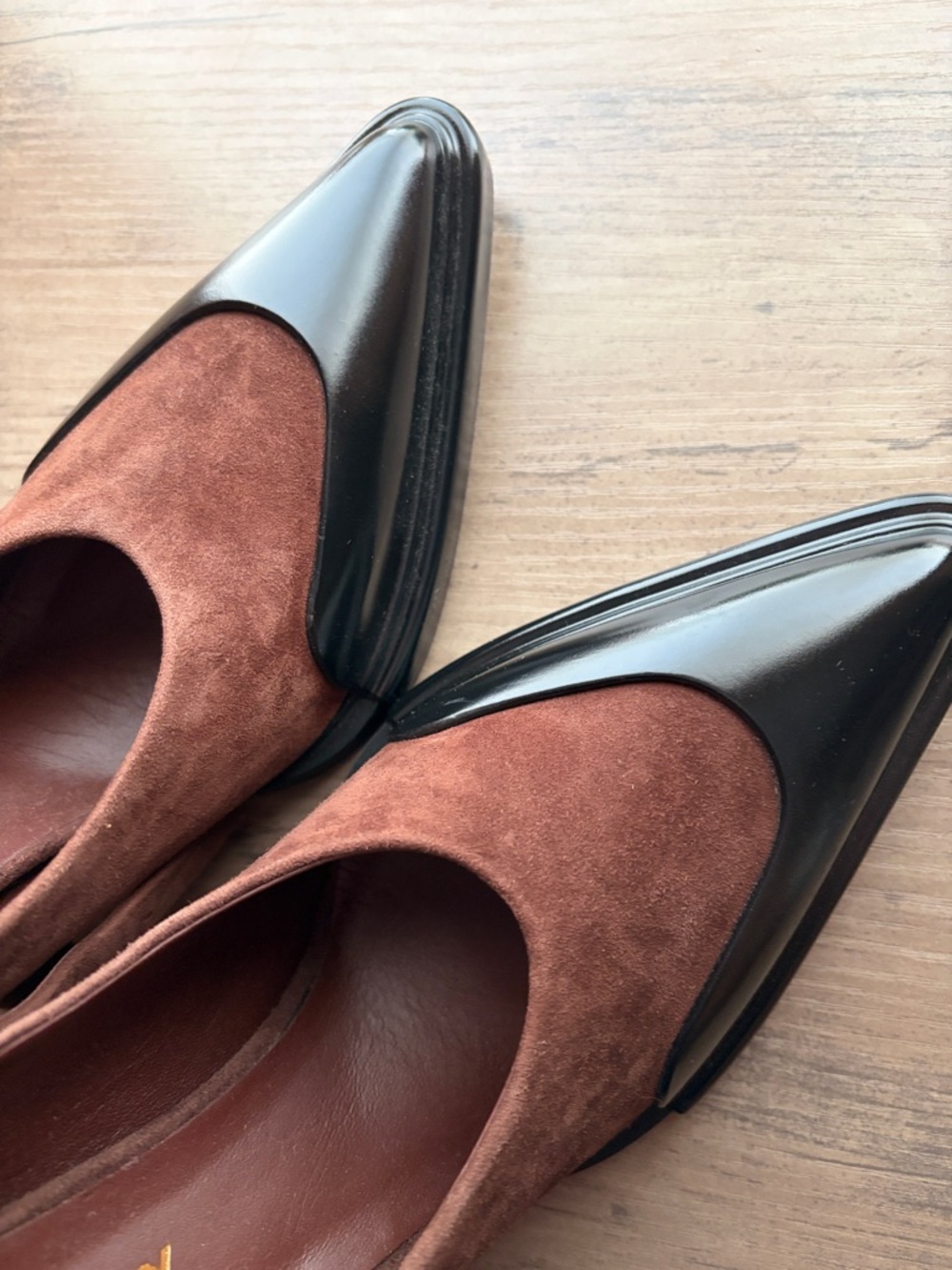 NWT Burberry Evan Brown Suede Pumps with Black Cap Toe - Picture 3 of 16